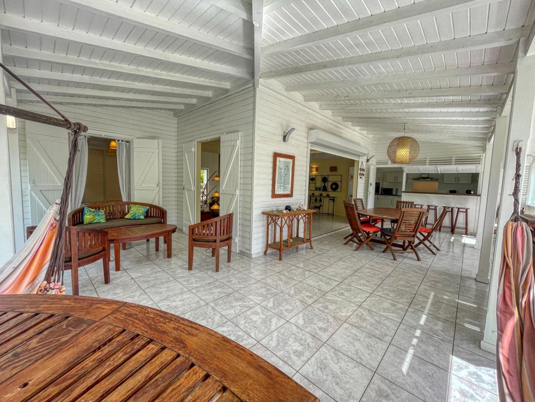 Location villa 4 chambres 11 personnes avec piscine à St François en Guadeloupe - terrasse.